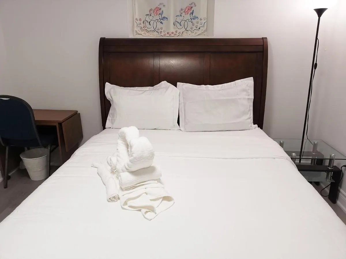 Guest house Tidy Private Rooms With Full Kitchen Toronto