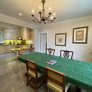 4* Guest house Private In Forest Hill With Full Kitchen And Parking