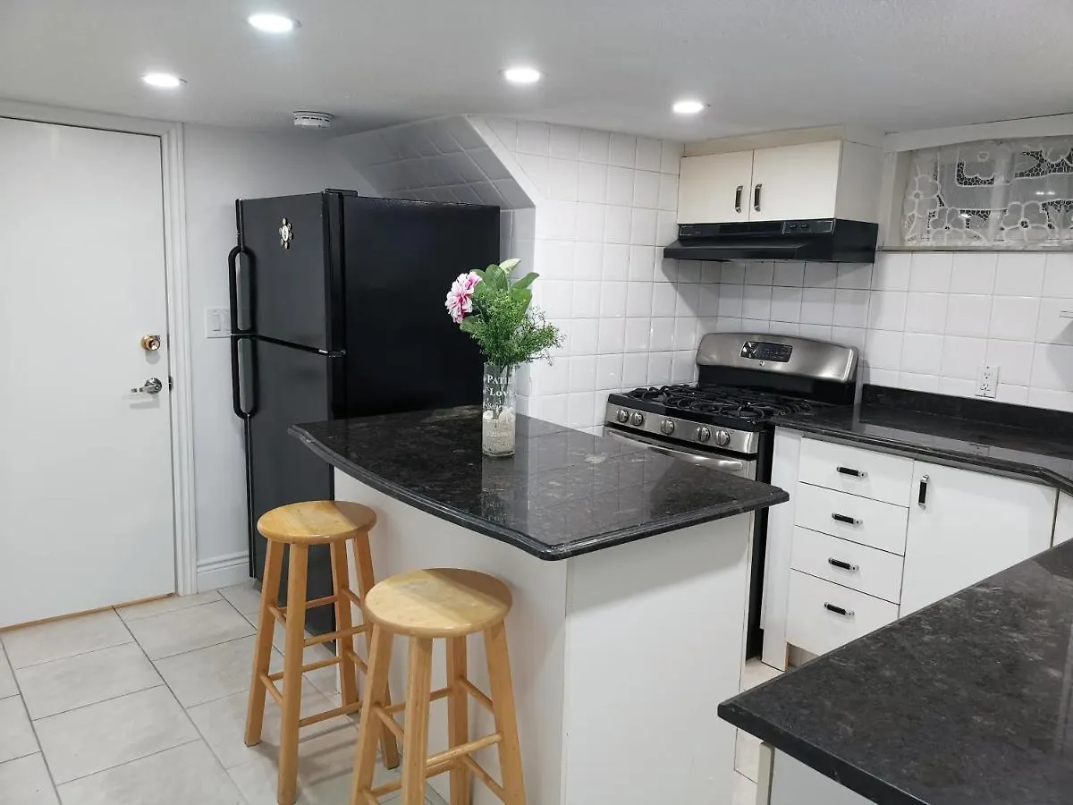 Guest house Tidy Private Rooms With Full Kitchen Toronto